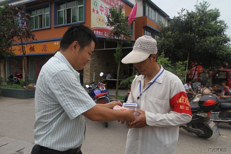 开发区义务监督员宣讲文明忙