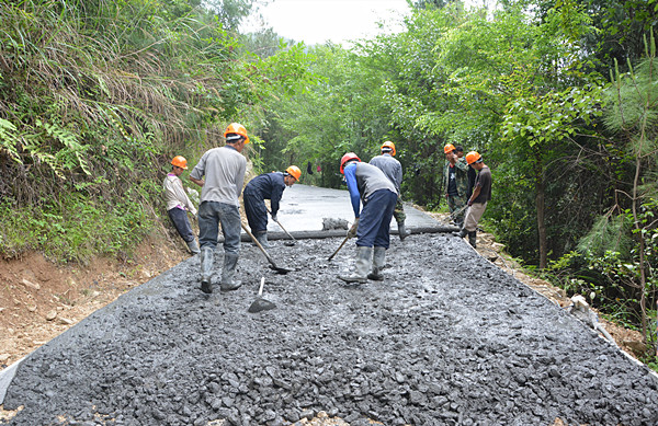 C:\Documents and Settings\Administrator\桌面\施工现场 .JPG