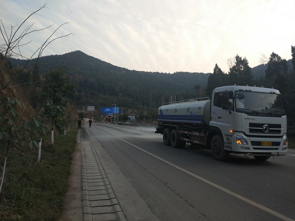 1万龙路洒水降尘.jpg 1万龙路洒水降尘.jpg