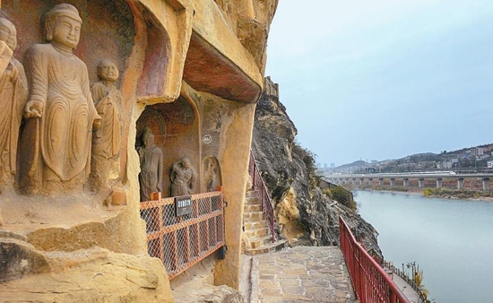 从西安出发的高速列车行驶在广元千佛崖佛像的对岸。 本报记者 何海洋 摄(资料图片).jpg 从西安出发的高速列车行驶在广元千佛崖佛像的对岸。 本报记者 何海洋 摄(资料图片).jpg