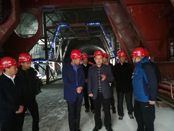 市委常委、常务副市长谢晓东在广平高速黄坪隧道建设现场调研.jpg 市委常委、常务副市长谢晓东在广平高速黄坪隧道建设现场调研.jpg