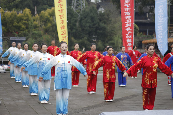 利州区健身气功爱好者在川渝健身气功交流活动一展风采